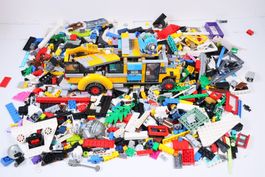 1.5 kg. Legoteile mit Minifiguren und Teile vom Schulbus