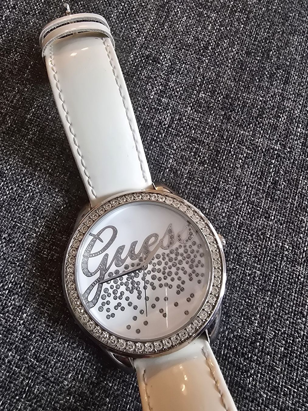 Guess Uhren: Guess Damenuhr mit Strass - weiss – Gebraucht aus Zürich von nara13 2