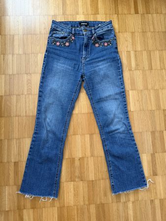 Coole Desigual Jeans mit Blumen-Stickerei, Gr. 38.