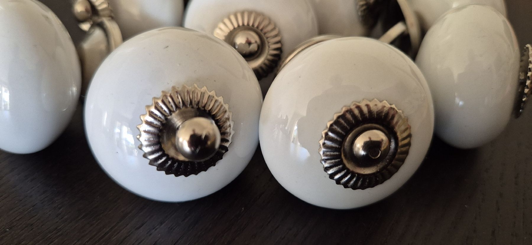 Eisenwaren: 8 Keramik Knöpfe Weiss Metall – Neu (gemäss Beschreibung) aus Oftringen von Moggi01 2