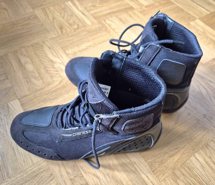 Herrenschuhe: Dainese Motorradschuhe Sommer 41 – Gebraucht aus Arlesheim von Mamamarie