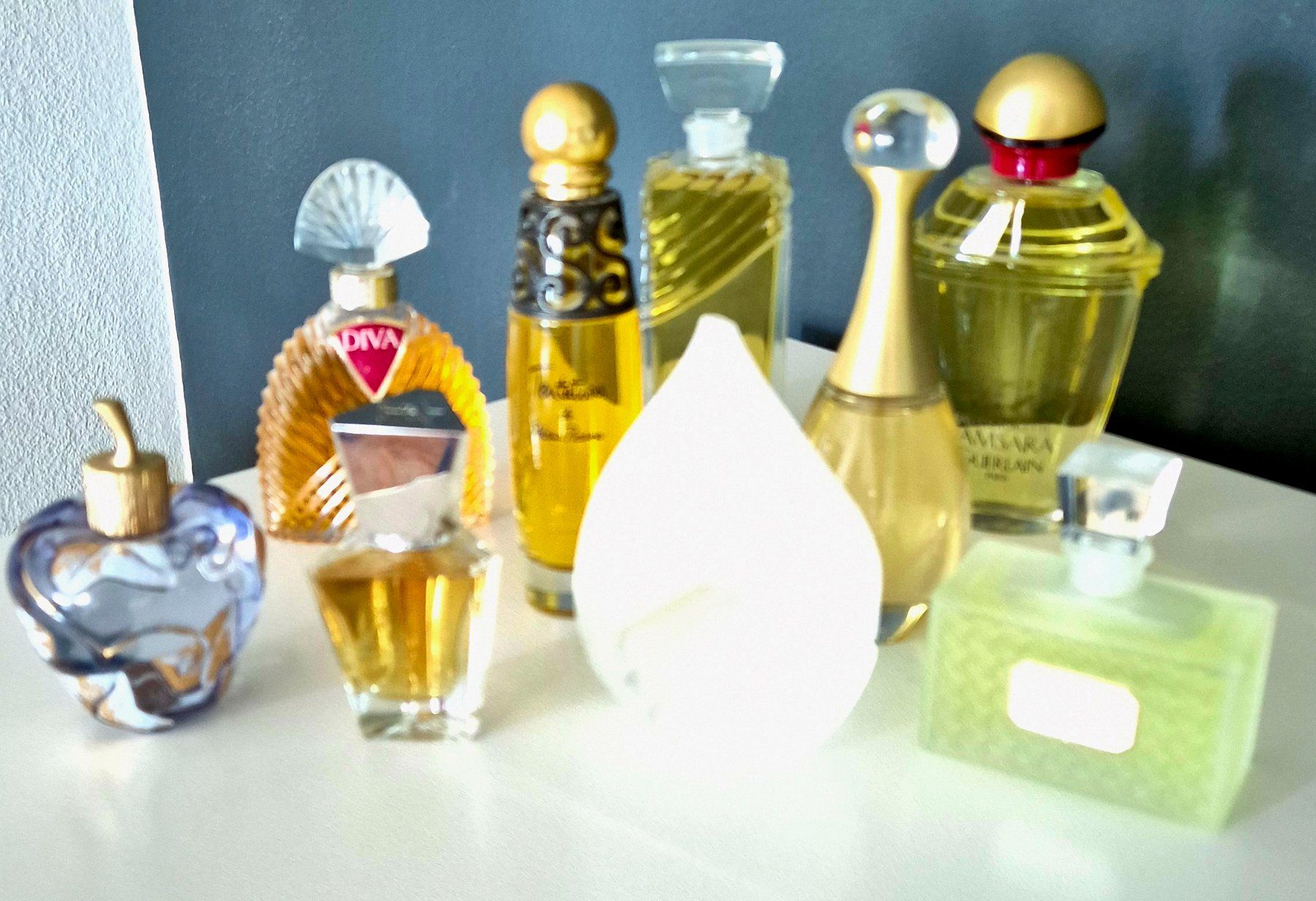 Flacons: Flacons de parfums fictifs – Gebraucht aus Neuchâtel von simbajoyce123 1