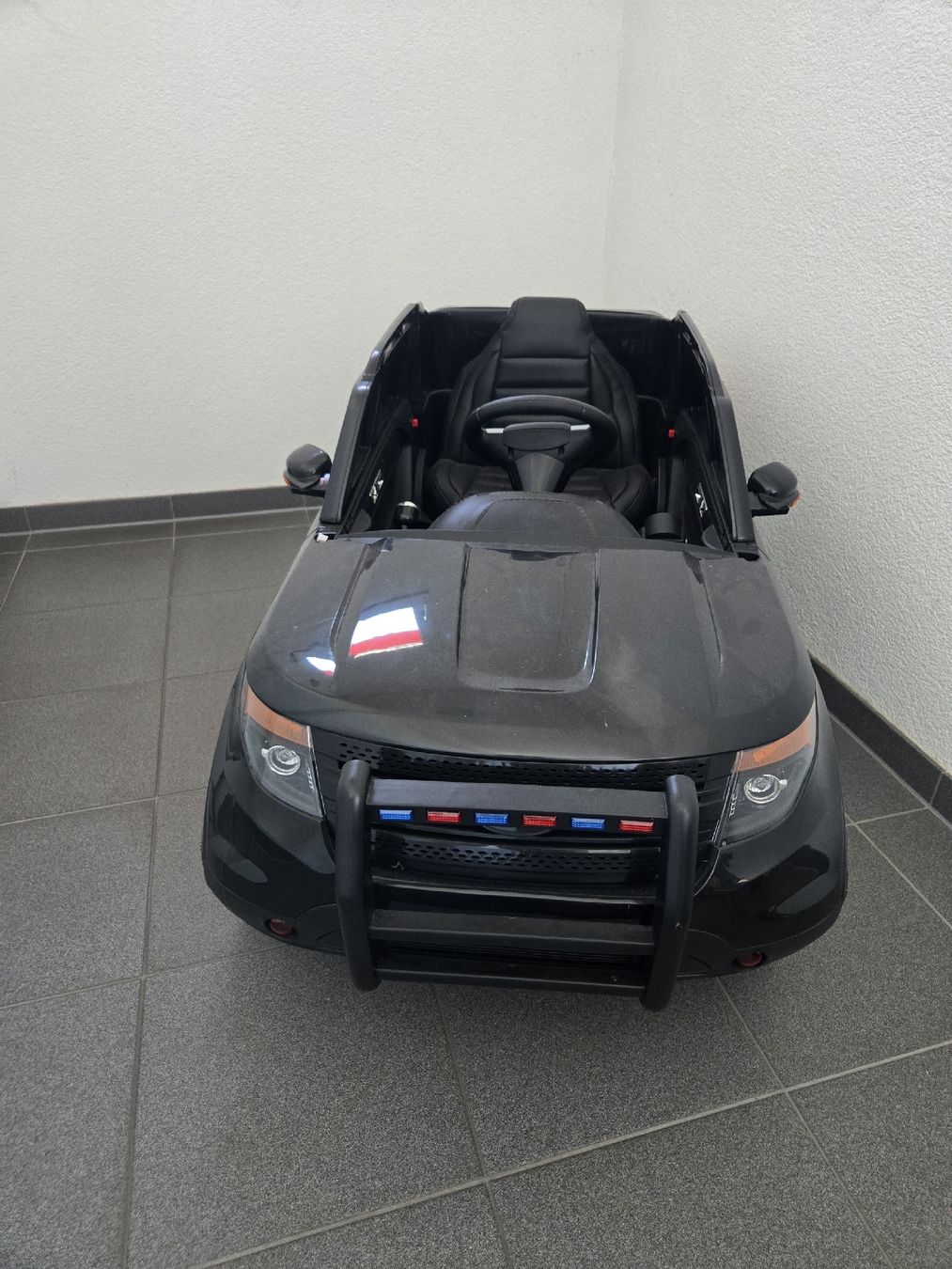 Veicoli per bambini: Kinder Elektroauto Polizei Ford Explorer, Schwarz – Usato da Rüthi (Rheintal) venduto da Racletteman
