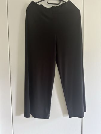 Schwarze Sommerhose, Gr. M, bequem und luftig geschnitten