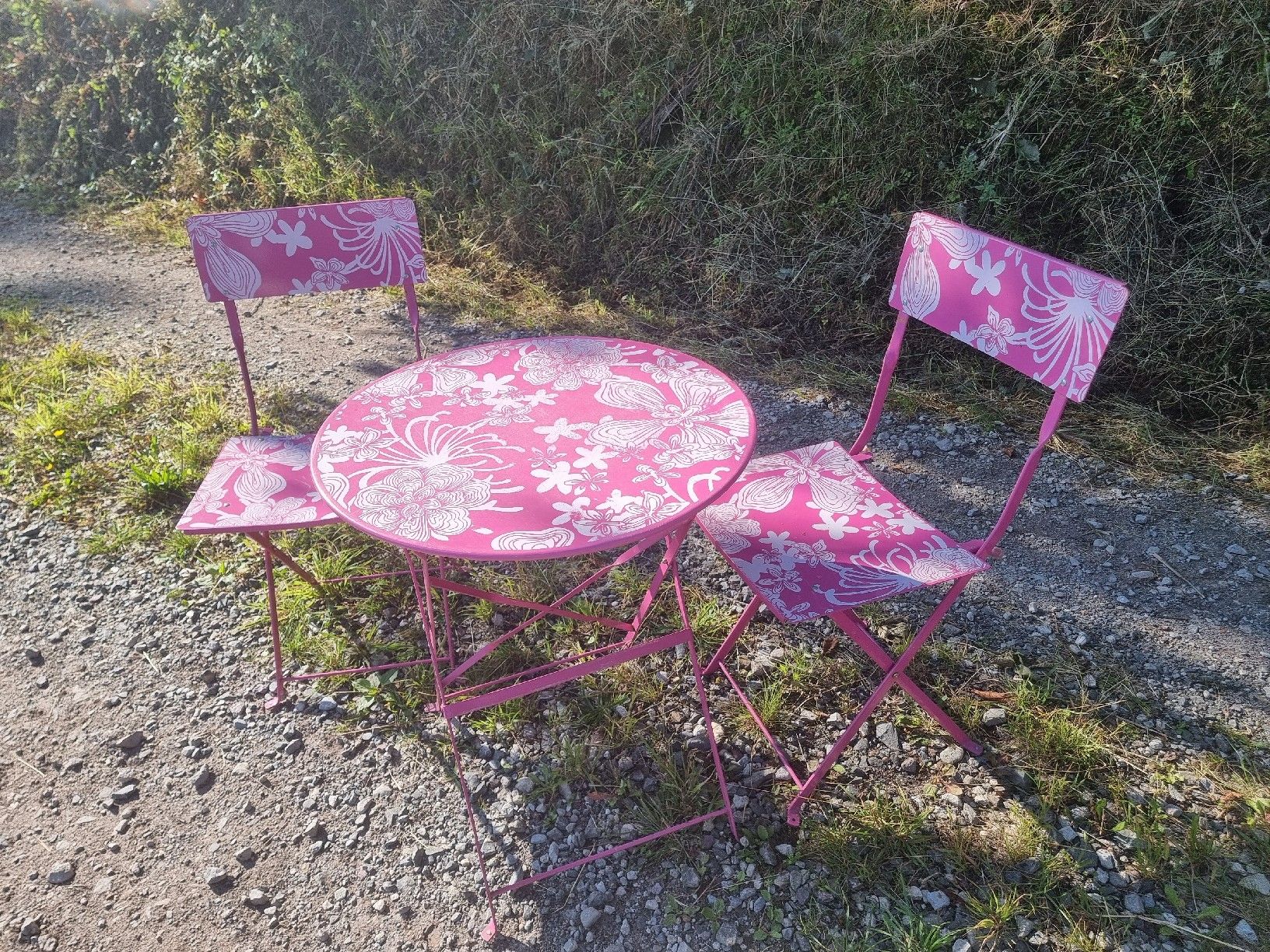Set di tavolo e panche: Tisch mit zwei Klappstühlen – Usato da Berschis venduto da treedosha01