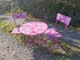 Tisch mit zwei Klappstühlen