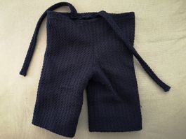 Von Hand genähte blaue Hose