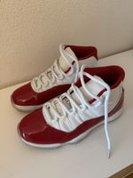 Air Jordan 11 Retro Cherry, Taille 44.5 - très peu Portées