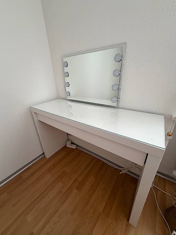 Schminktische: Frisiertisch mit Spiegel und Beleuchtung – Gebraucht aus Baden von fab_tfj5