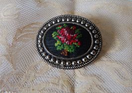 Vintage ovale Brosche mit Rosen-Stickerei (Petit Point)