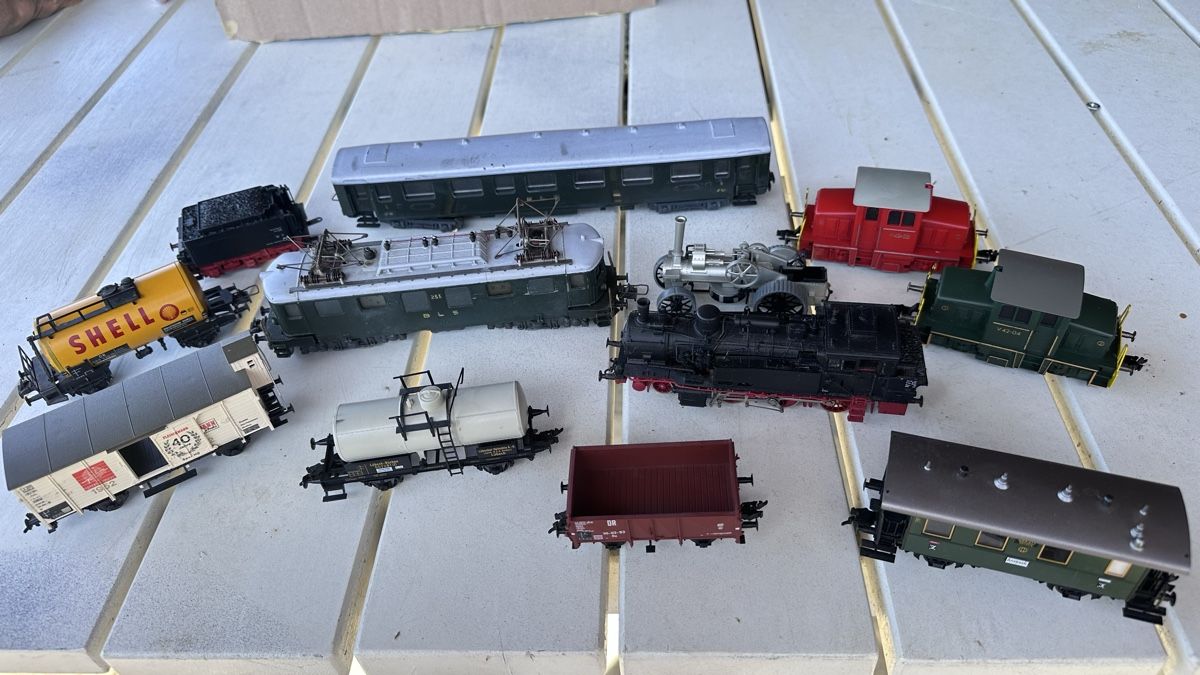 Modellini di ferrovie: Modelleisenbahn , diverse Waggons und Loks! – Usato da Schlieren venduto da Jaco103