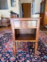 Table de chevet en bois avec tiroir, état d'occasion