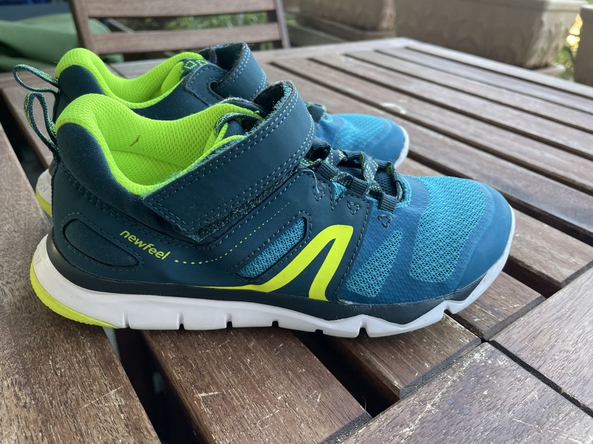 Decathlon Scarpe per ragazzi: Hallenschuhe Grösse 33 Blau – Usato da Bern venduto da brup 1