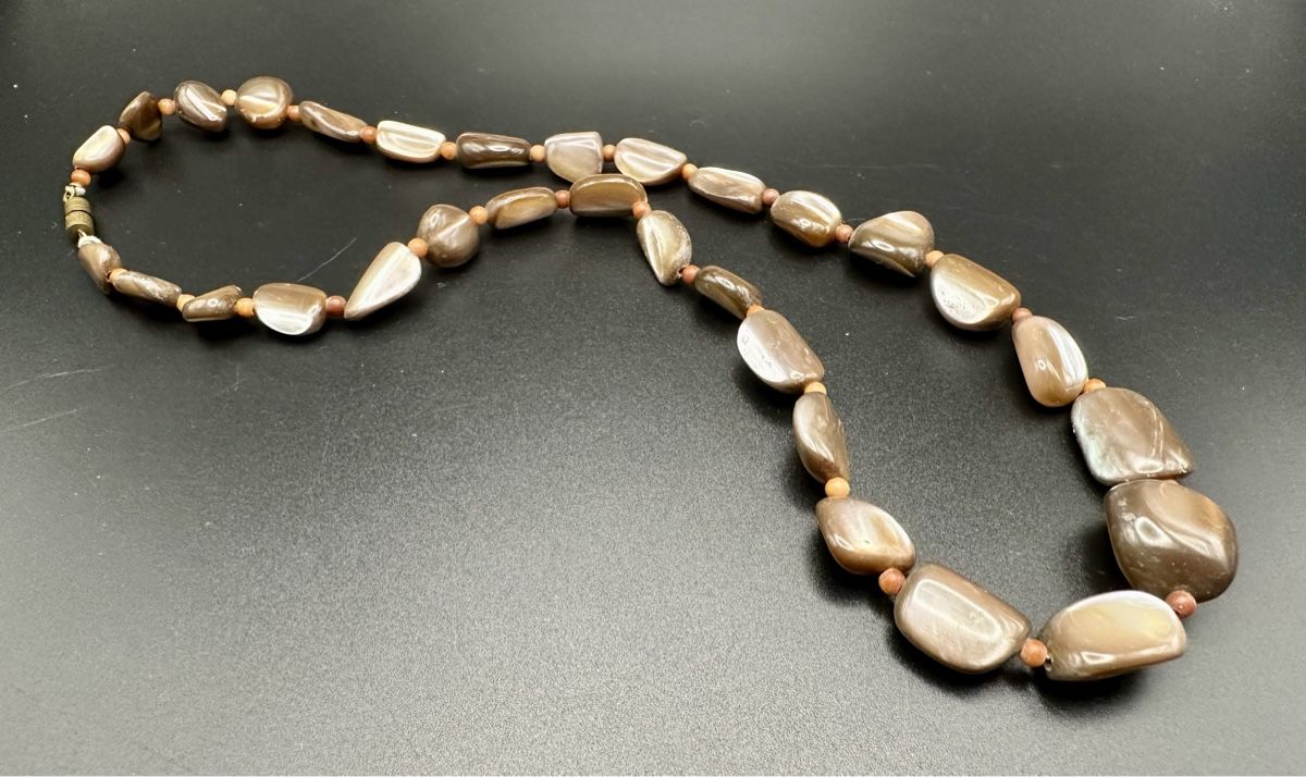 Catenine: Alte Halskette aus braunem Perlmutt – Usato da Lamone venduto da LaCantinaMagica 5