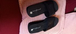 Savates de plage noires pointures 39 ou pour piscine ou bain