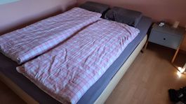 Bett mit Lattenrost und Matratze, 140x200