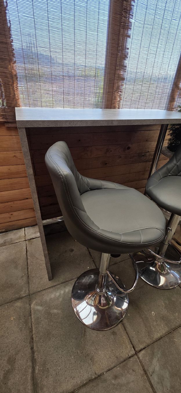 Tische: Bar, Tisch mit 4 Barstühlen – Gebraucht aus Kaufdorf von Nati-Nati 7
