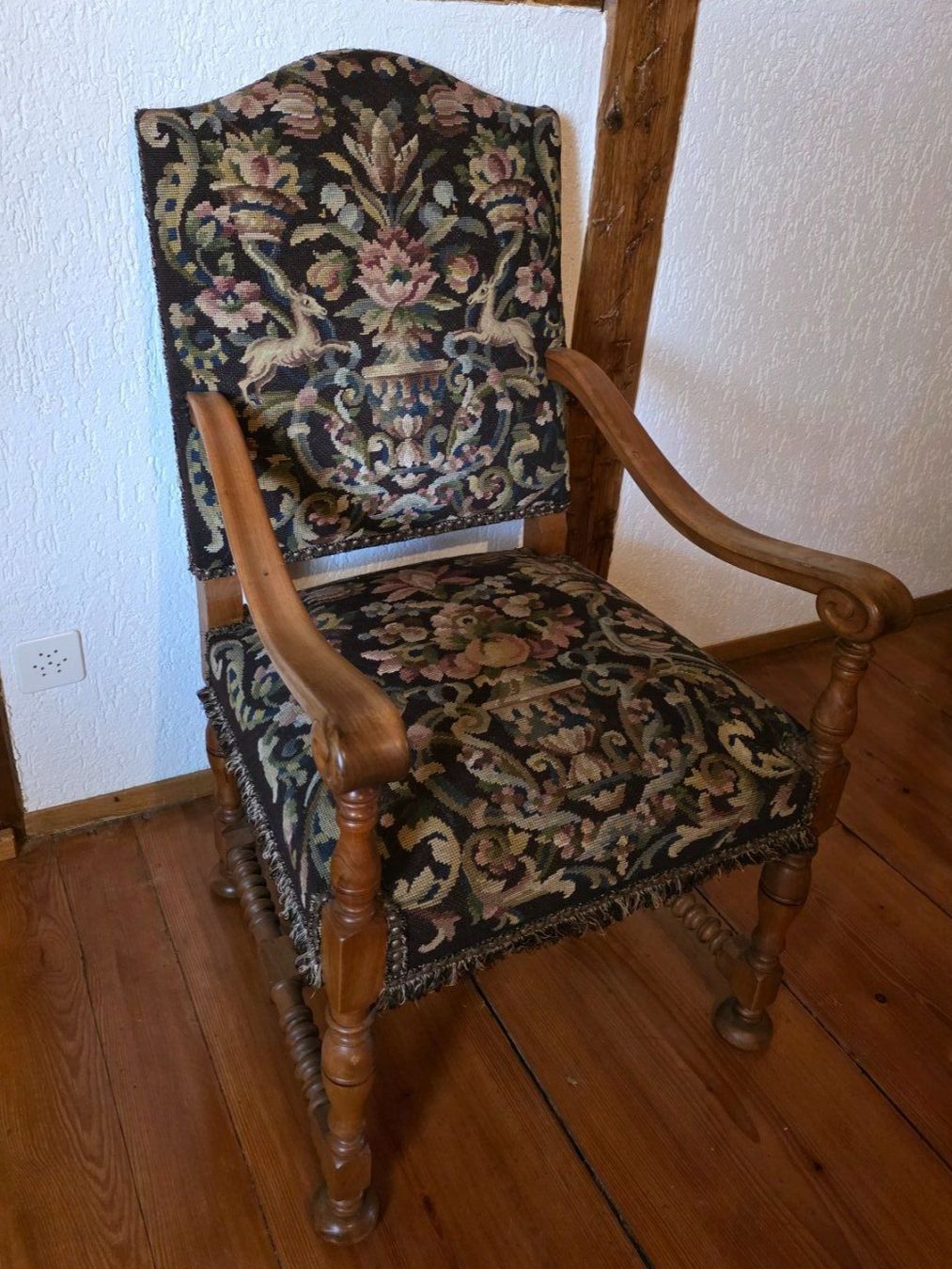 Poltrone: Antiker Gobelin Thron Hocker Sessel Stuhl Holz – Usato da Walterswil BE venduto da Lonitti