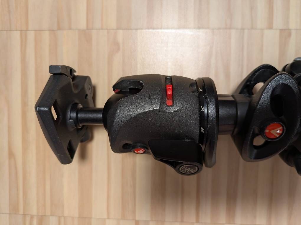 Manfrotto Treppiedi & Teste: Manfrotto Carbon Stativ mit Kopf – Usato da Abtwil SG venduto da mainconcept 2