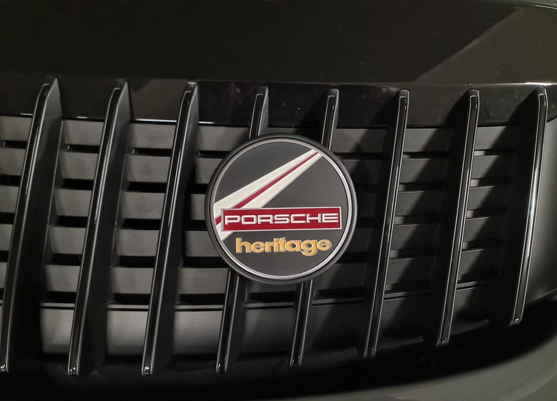 Porsche Placchette & Badge: Porsche Heritage Badge – Nuovo e nell'imballaggio originale da Egg b. Zürich venduto da SuperfastSpinone