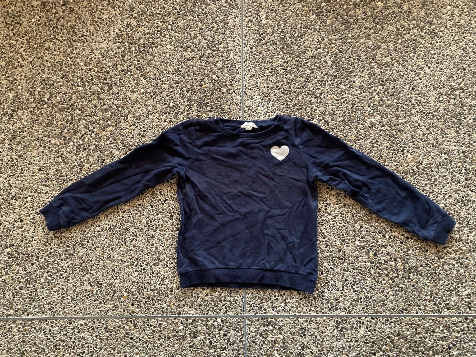 H&M Pulls et sweat-shirts: Pullover, Herz, Gr. 134/140 – D'occasion à Aetingen par Nadinsky