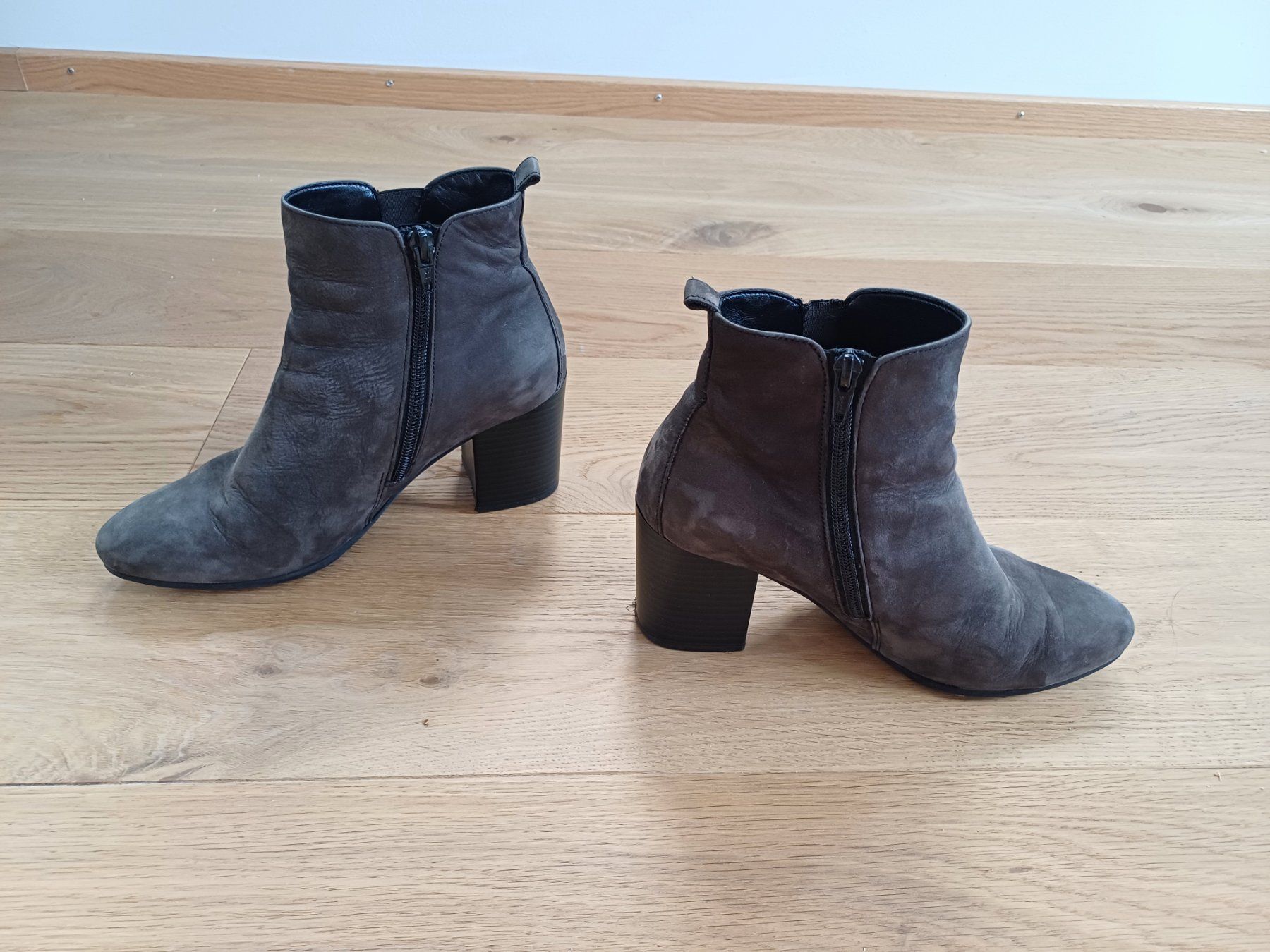 Gabor Scarpe da donna: Gabor Kurzstiefel Dunkelbeige Wildleder – Usato da Baden venduto da lm6_dwv5 2