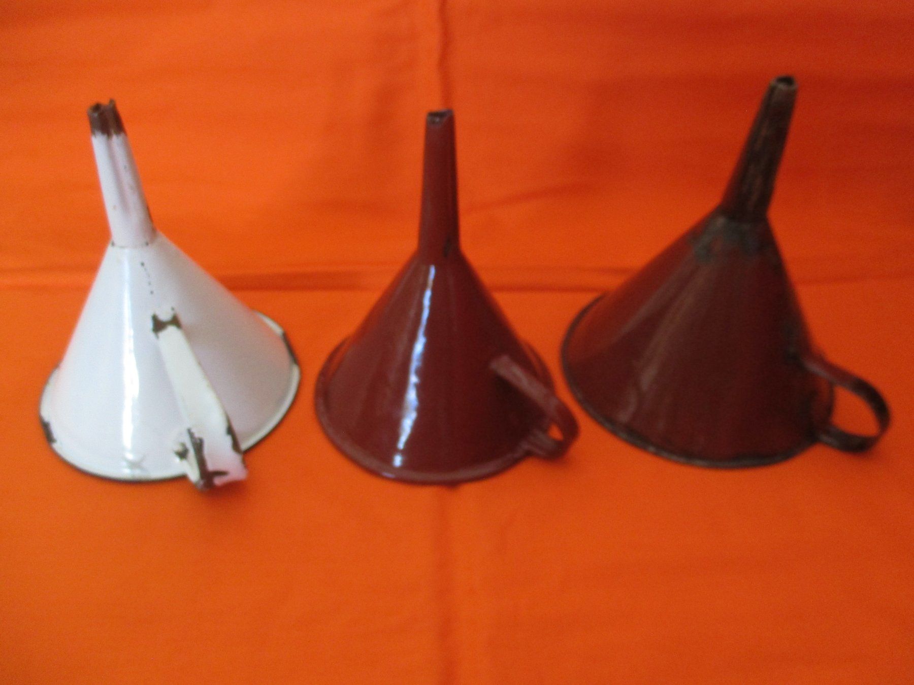 Altri elettrodomestici e apparecchi d’epoca: 3 Trichter Emaille – Usato da Birsfelden venduto da alles-muss-raus