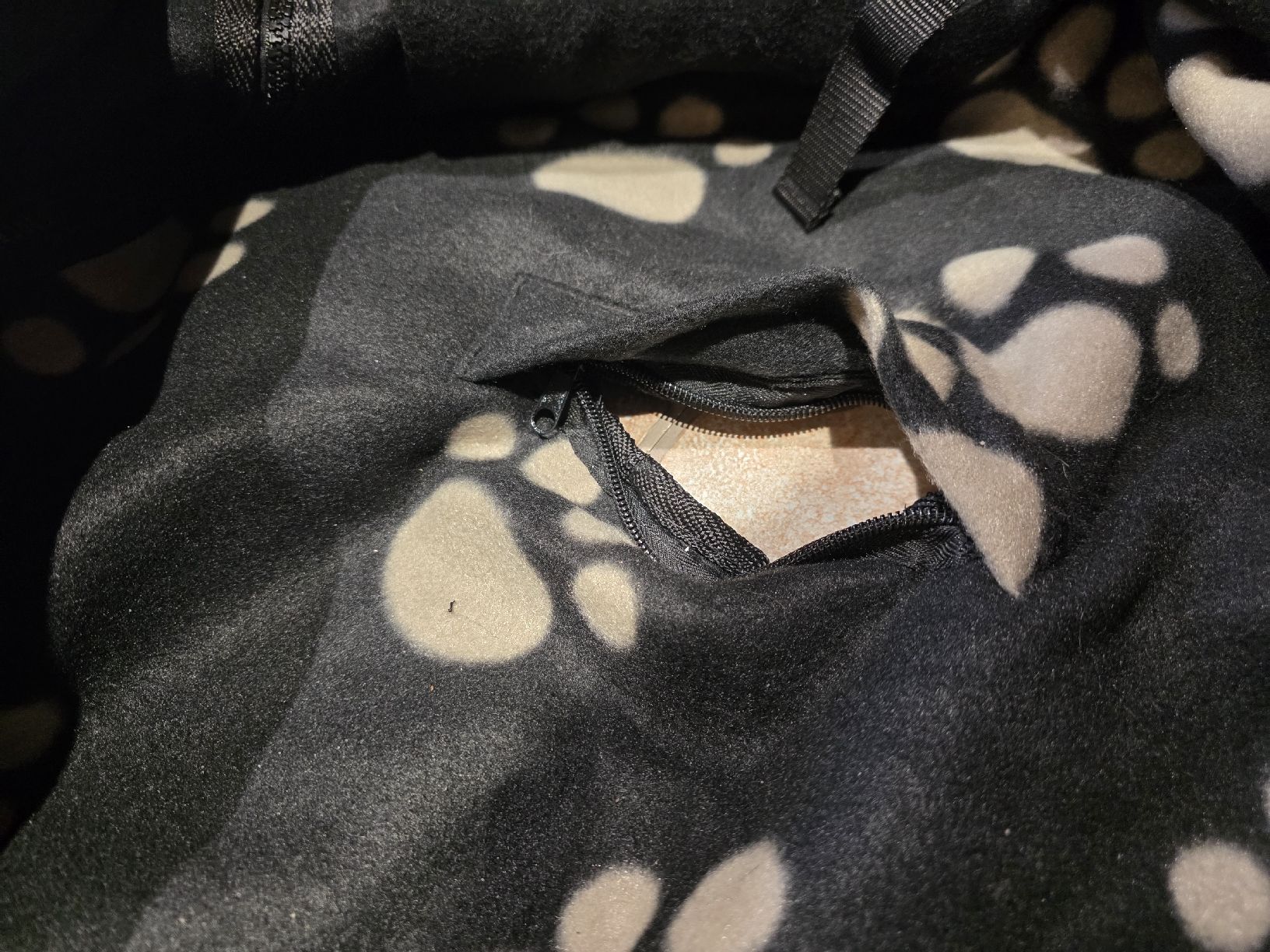 Niches, paniers: Trixie Autositzbezug Fleece Polyester Schwarz  – D'occasion à Egerkingen par Toengi01 3