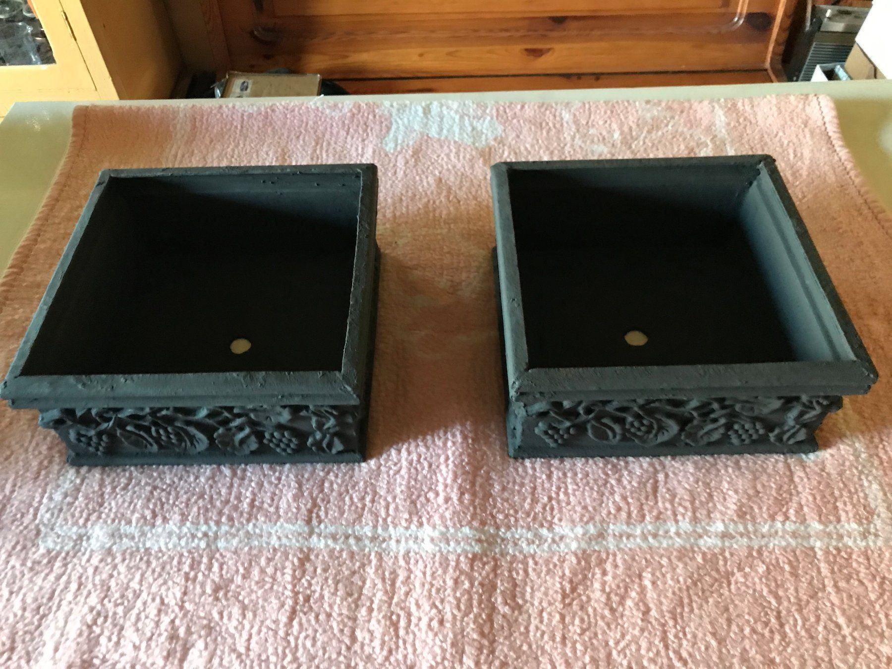 Vasi per fiori: 2 anciens bacs à fleurs en fonte – Usato da Ste-Croix venduto da BuffetSC 5