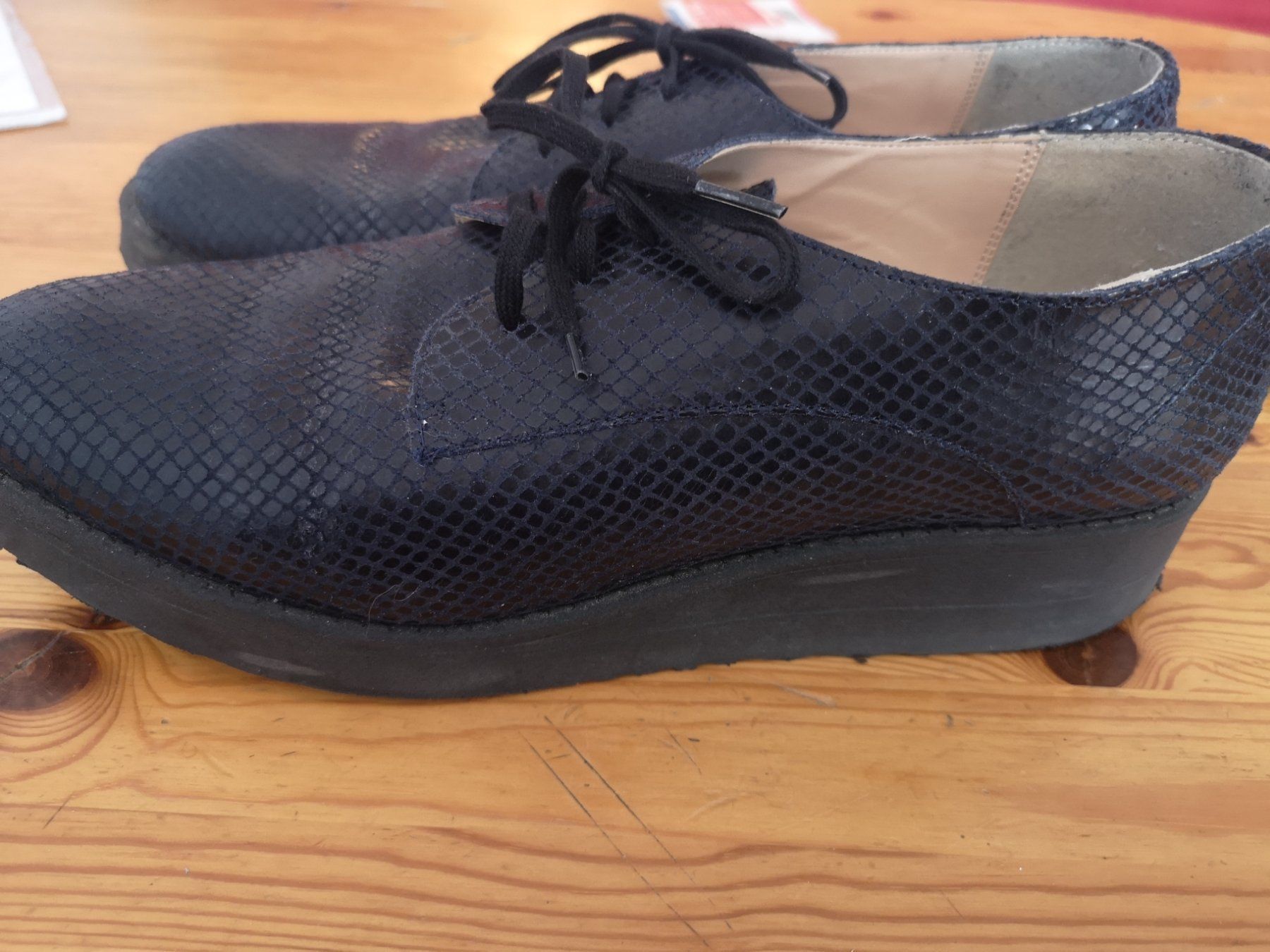 Scarpe da donna: Chaussure bleu foncé à lacet – Usato da Nyon venduto da bicounette66 1