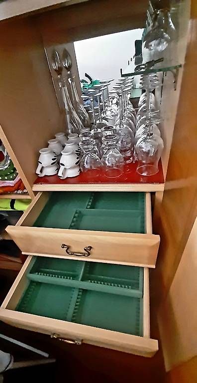 Credenze: Massiv Nussbaum Sideboard oder Buffet mit Vitrine, Vintage – Usato da Birmensdorf ZH venduto da hei_g9kb 3