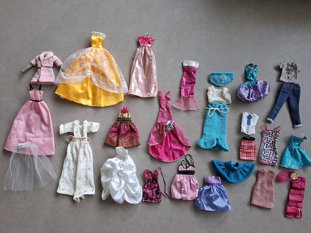 Puppen: 2 Barbies, Schrank, Kleider & Zubehör – Gebraucht aus Hellbühl von jornie 1