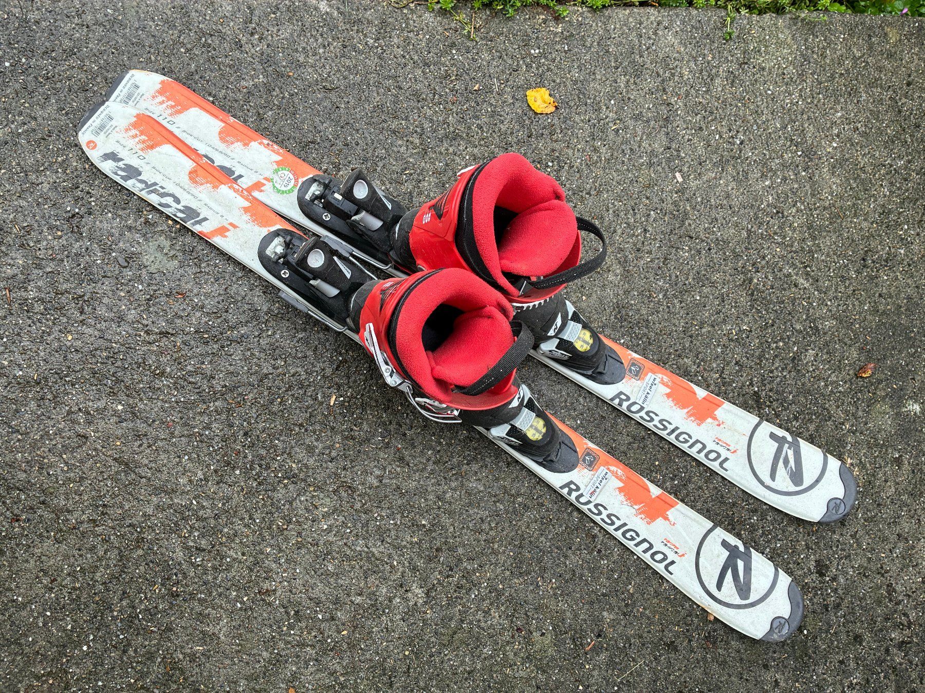 Rossignol Sci: Kinderski mit Schuhen – Usato da Samstagern venduto da HB8833