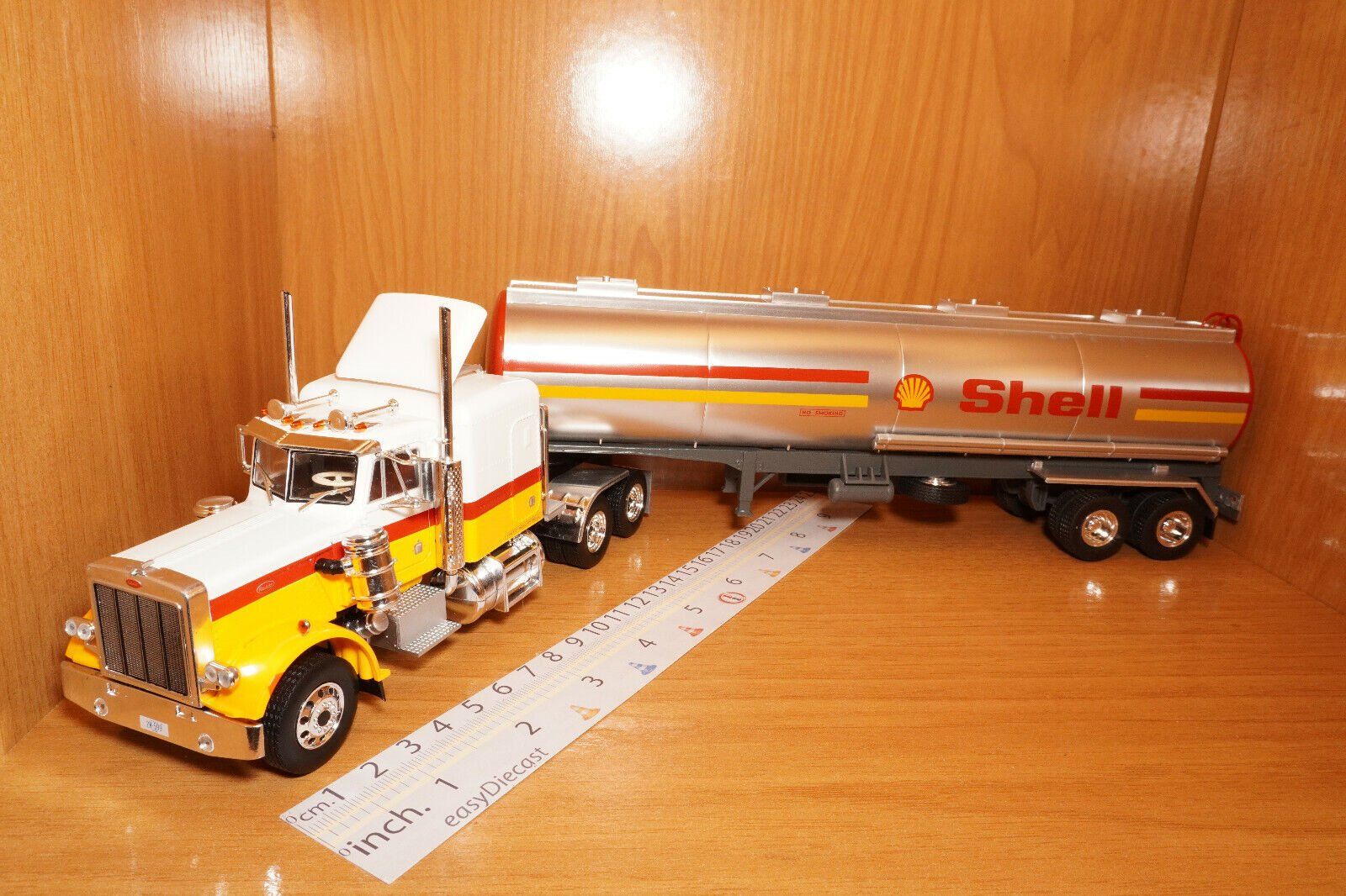 Peterbilt Modellini d'auto: Peterbilt 359 LKW Tanksattelschlepper 1970 "Shell gelb / – Nuovo e nell'imballaggio originale da Gerlafingen venduto da espero88