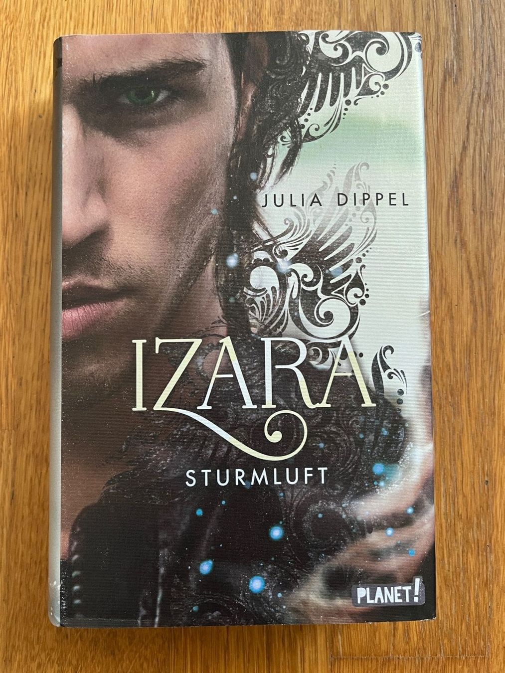 Libri: Buch gebunden "IZARA - Sturmflut", Julia Dippel – Usato da Grosswangen venduto da Vita500