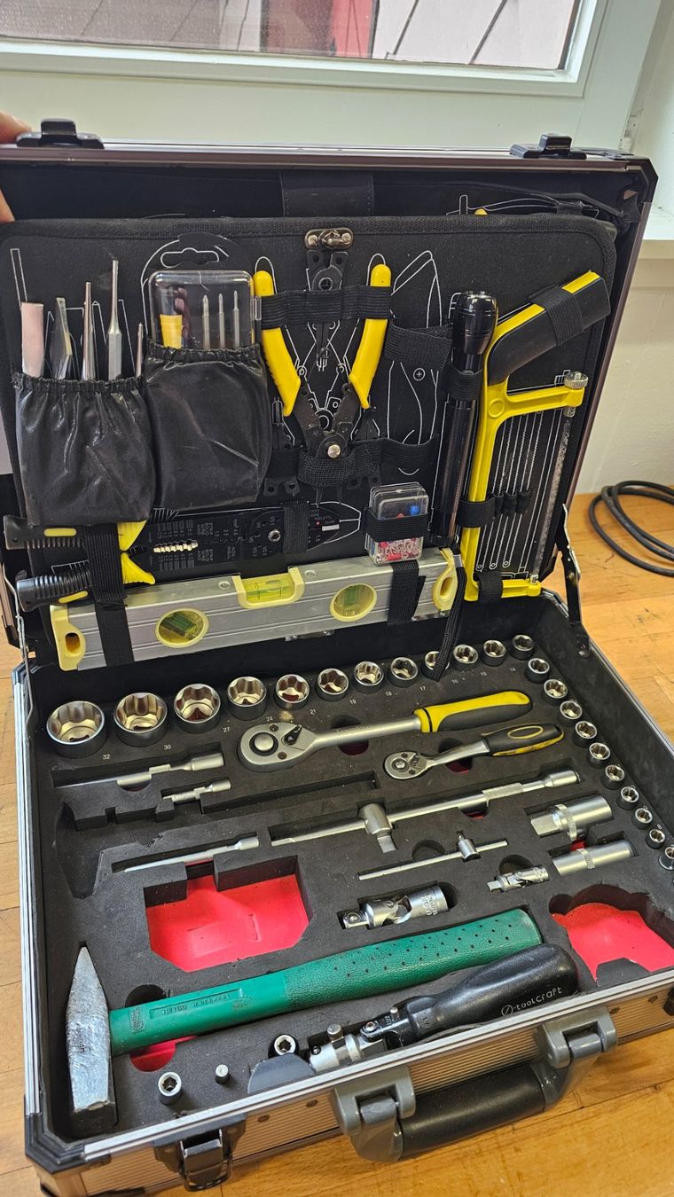 Tutti gli attrezzi: Werkzeugkoffer TOOLBOX inkomplett – Usato da Diessenhofen venduto da Osio 1