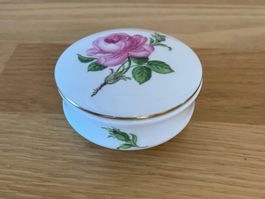Handbemalte Porzellandose, Meissen