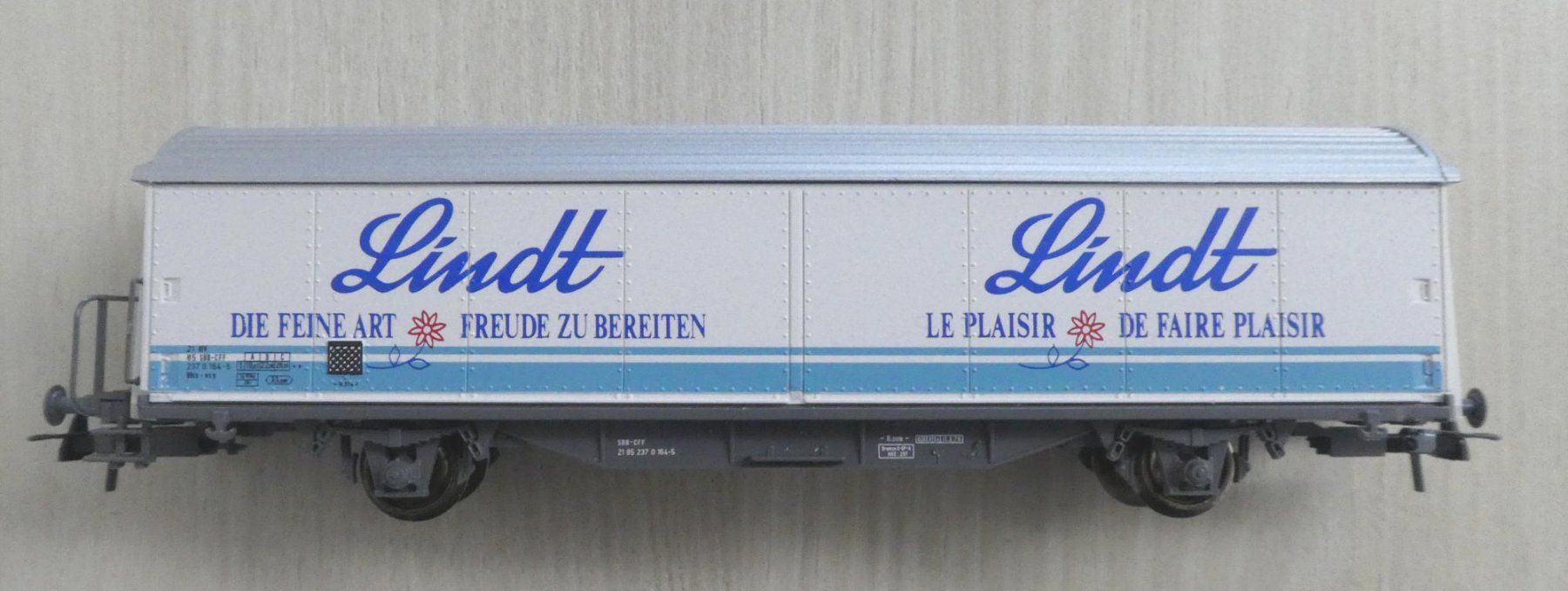 Roco Modellini di ferrovie: SBB Güterwagen Lindt  /  Roco / 2 - Achs / DC - Achsen – Usato da Chur venduto da Ost 2