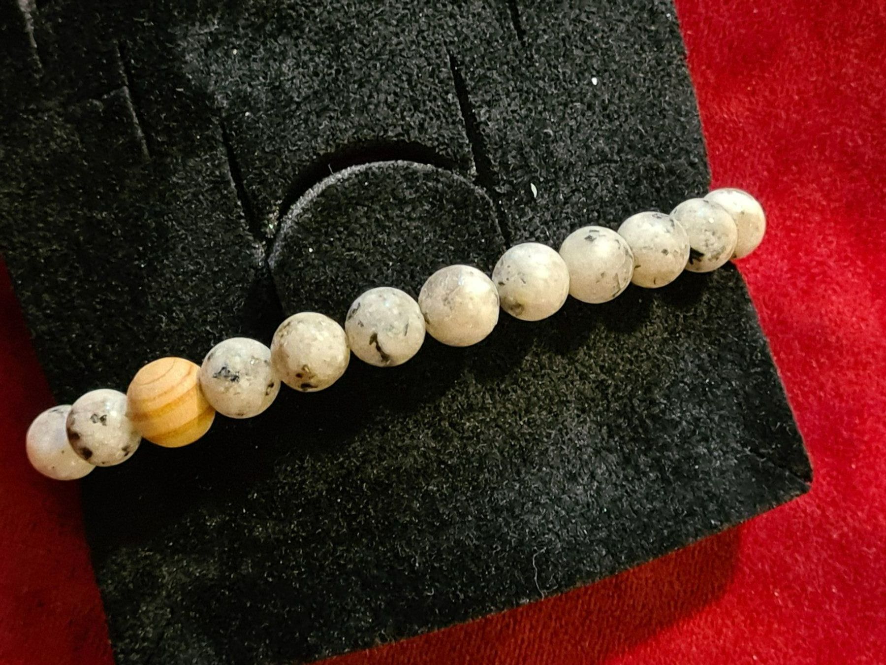 Bracciali & Braccialetti: Edelstein Armband, edler Jaspis hellgrau Gr. M-L – Nuovo (secondo la descrizione) da Münchenbuchsee venduto da babilibern 1