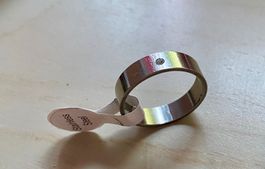EDELSTAHLRING SILBERFARBEN MIT STRASSSTEINLI GR.20 NEU