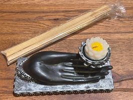 Schöner Räucherstäbchen und Teelichthalter Buddha Hand