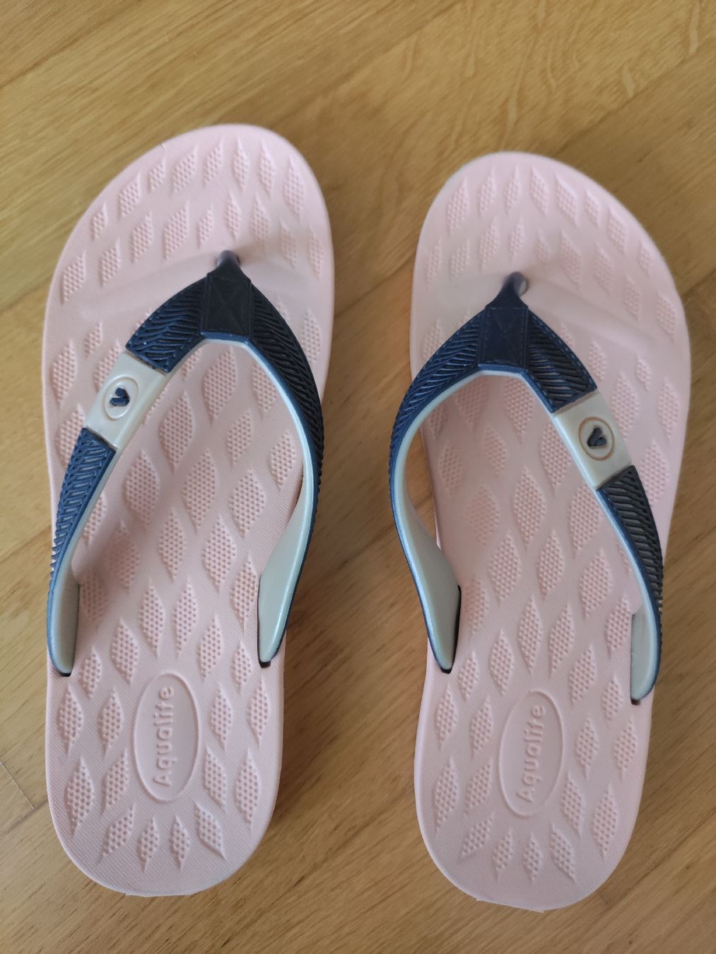Scarpe da donna: Aqualite Pink Flip Flops, Size 5/37 – Usato da Basel venduto da yat_r699