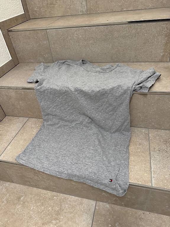 Tommy Hilfiger T-shirt: Tommy Hilfiger T-Shirt Grau M Size – Usato da Schübelbach venduto da Rahnmont 2