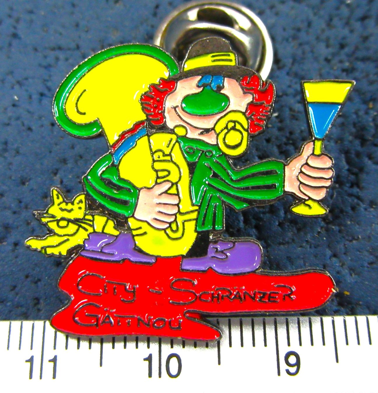 Swiss Placchette & Badge: GUGGE NARR MIT TUBA PIN – Usato da Ettingen venduto da Hausi4711