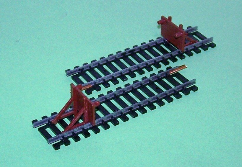 Lima Modellini di ferrovie: Lima H0: 2 x Prellbock auf Gleis, Profil 2,5 mm – Usato da Brüttisellen venduto da Rentner44zh