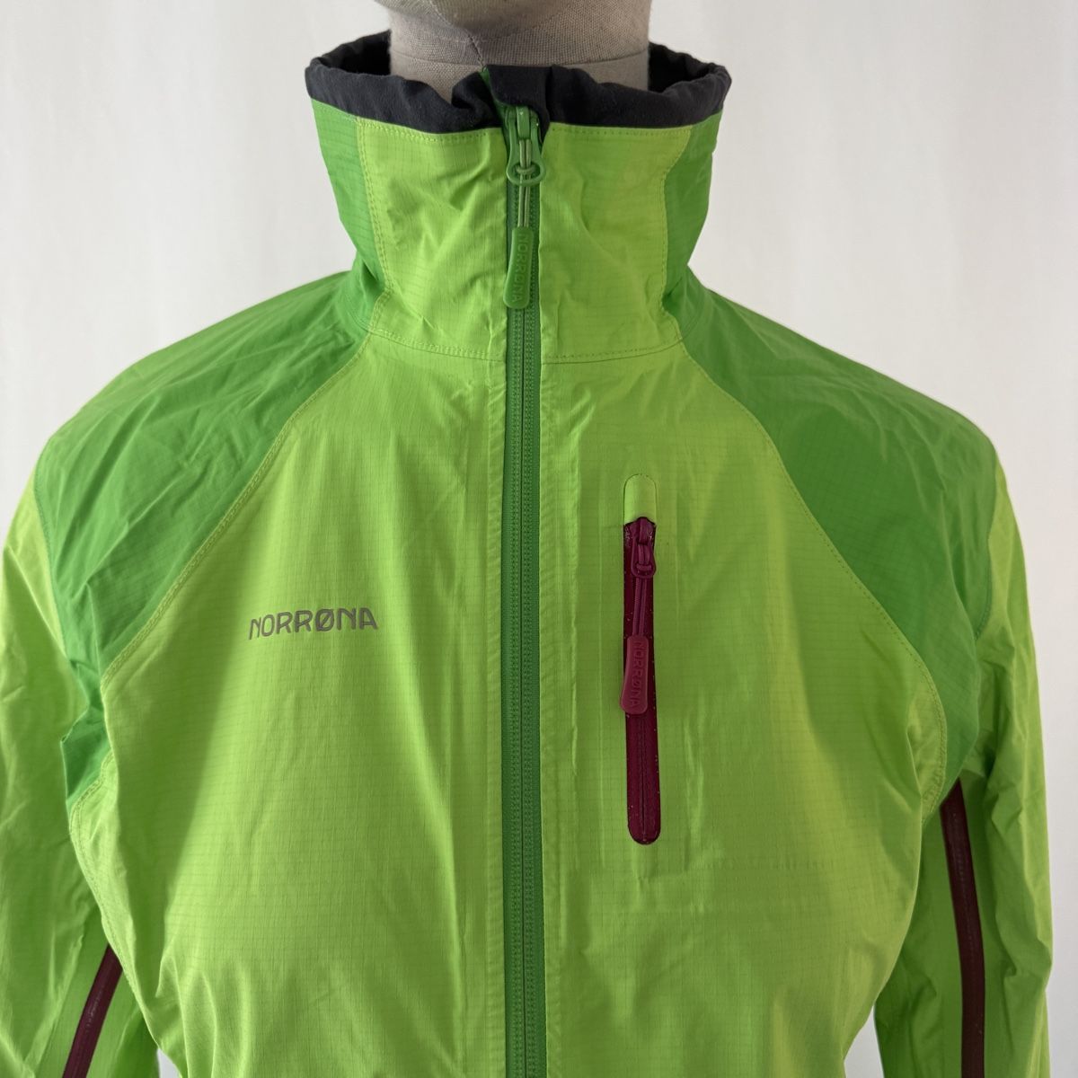 Norrøna Giacche: NORRONA Fjora New GORE-TEX Jacket – Nuovo (secondo la descrizione) da Emmen venduto da Colette-Juliette 1