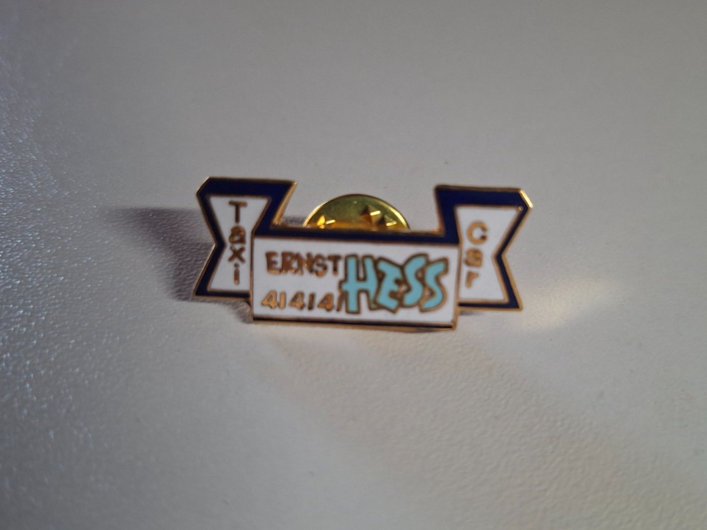 Plaketten & Abzeichen: Pin Taxi Ernst Hess – Gebraucht aus Erlinsbach von pfunky