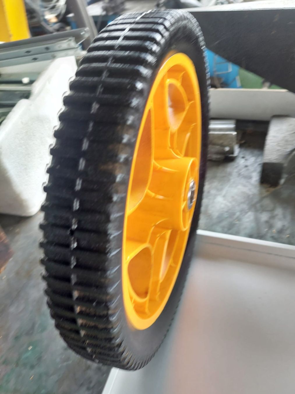 Pneumatici & Ruote complete: Hinterrad für Rasenmäher – Usato da Regensdorf venduto da Powershift2 3