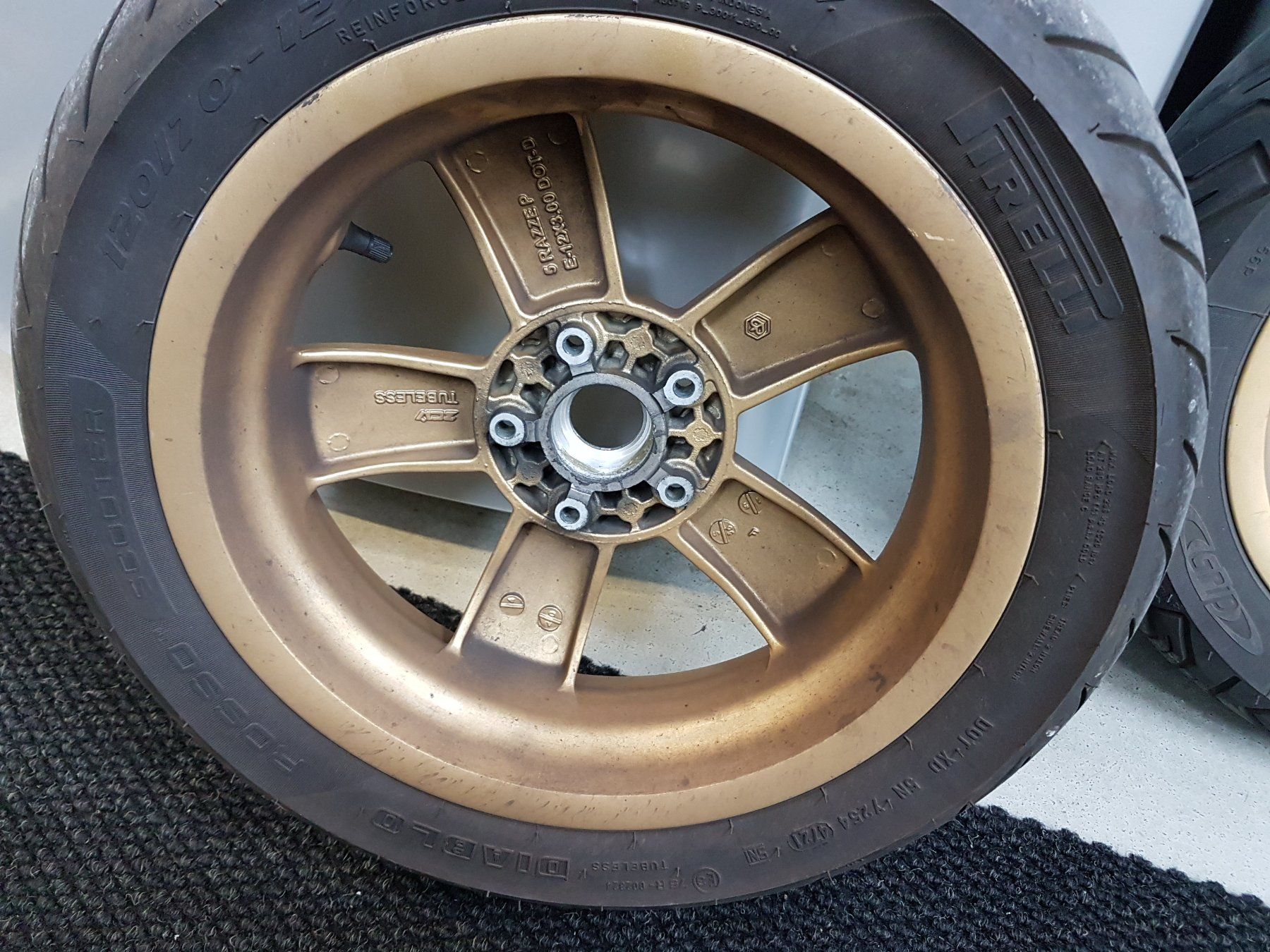 Piaggio Alle Motorradersatzteile: Vespa Felgen GTS gold – Gebraucht aus Uitikon Waldegg von  6