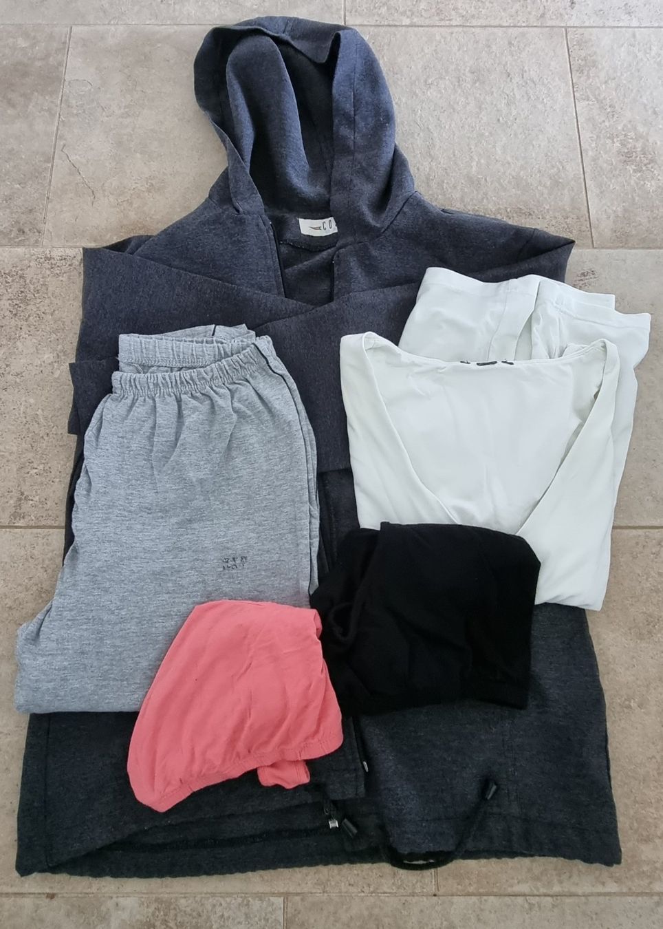 Lotti di vestiti: Kleiderpaket gr.40 – Usato da Grossdietwil venduto da GNOM313